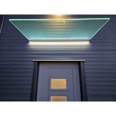 Üveg előtető alumínium profillal 2500×800 mm, led világítással